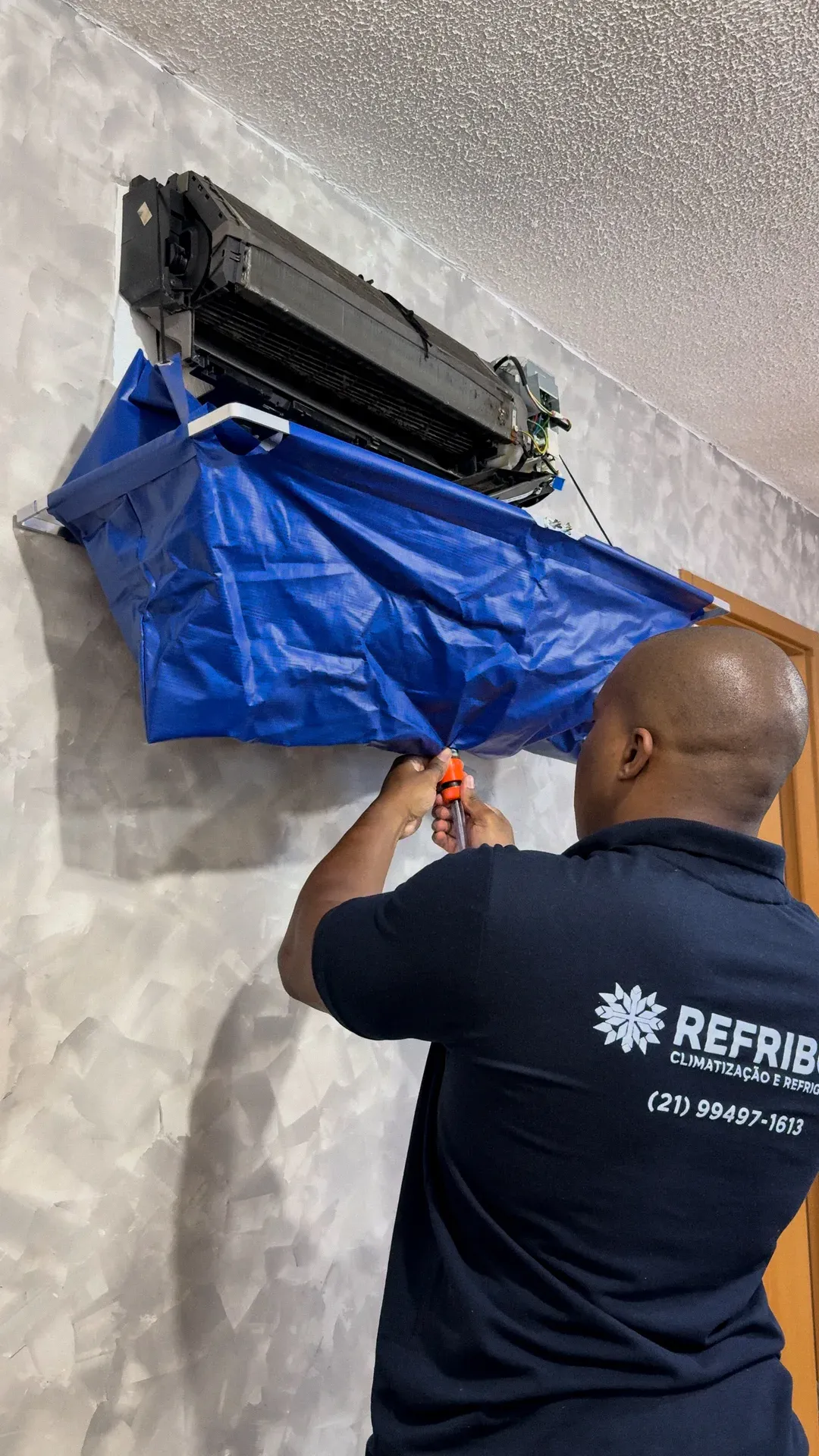 Limpeza de ar-condicionado residencial em andamento